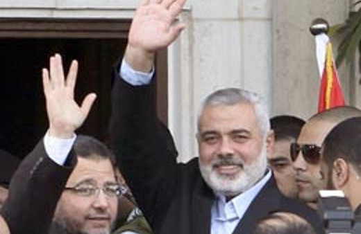 Mısır Başbakanı ölen çocuğu öptü!