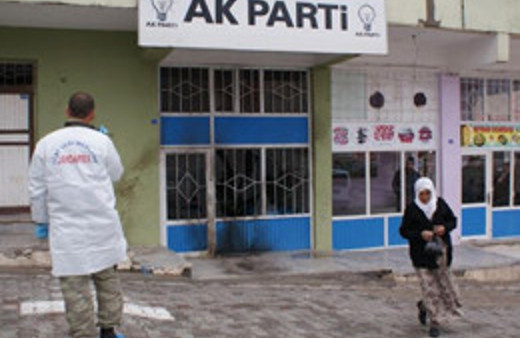 AK Parti binasına çirkin saldırı!