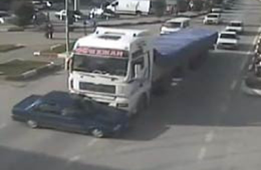 Hurda taşıyan tır panik yarattı