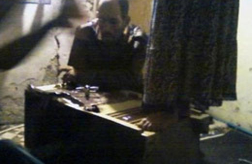 Çaldığı kasayla hatıra pozu çektirdi