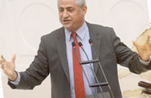 Kürsüde Sosyalist marş kızdırdı