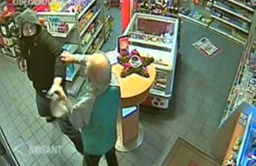 Soyguncu baltayı taşa vurdu