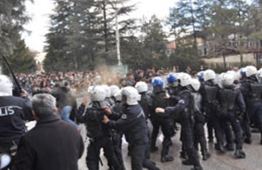 İşçi Partili gruba polis müdahalesi