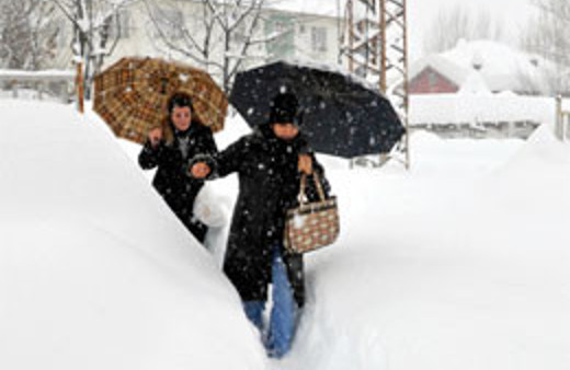 Türkiye'de kar hayatı felç etti