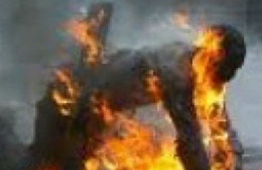 Karakolda diri diri yaktılar!