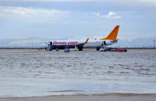 Sel yüzünden uçak seferleri iptal