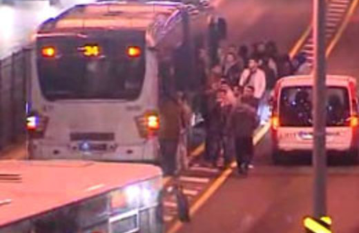 Bozulan metrobüs yolda kaldı