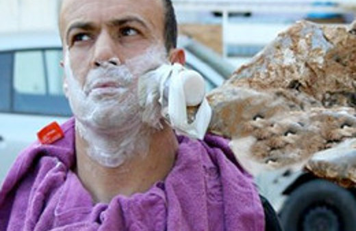 Yok artık! Kepçeyle sakal traşı yaptı!