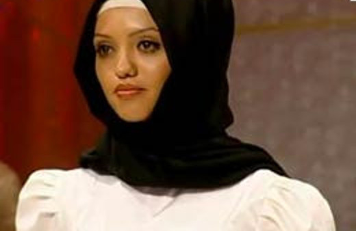 O başörtülü yarışmacı bombaladı