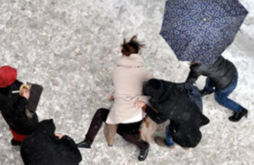 Kızlar kavga etti, erkekler ayırdı!