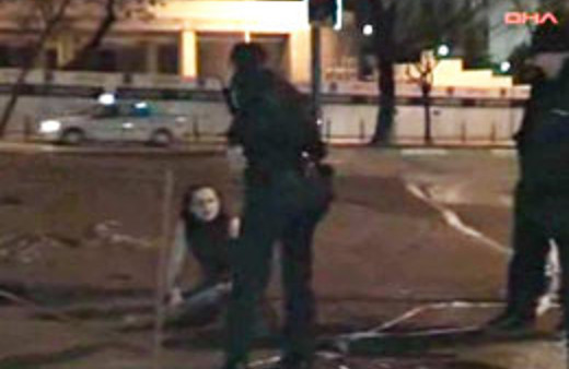 Alkollü kadın ortalığı birbirine kattı