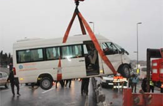 Minibüs metrobüs yoluna daldı