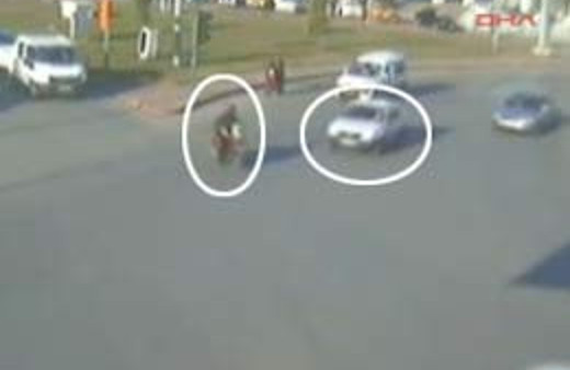 Kırmızı ışıkta geçti böyle oldu