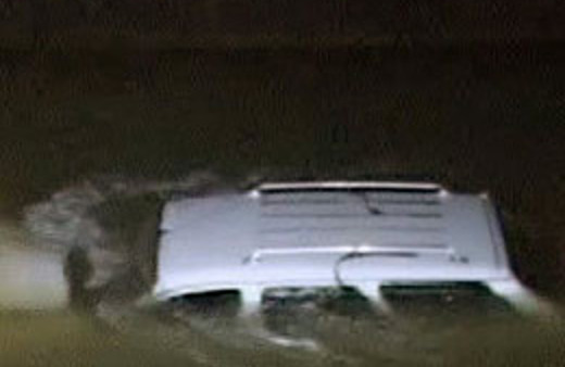 Araba su kanalına uçtu: 1 ölü