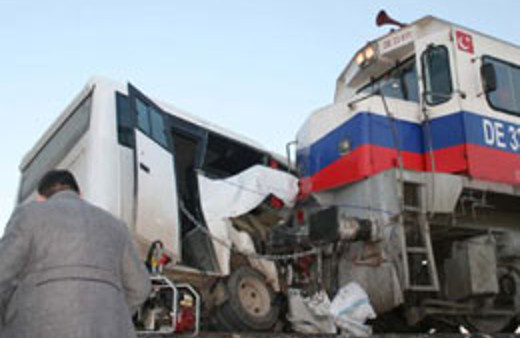 Yük treni servis aracına çarptı