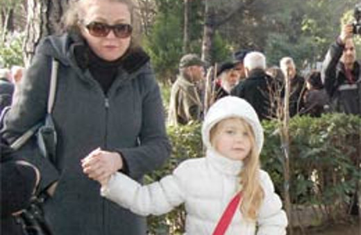 Sarıgül İpekçi'nin mezarı başında