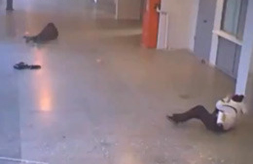 Başlarına böyle taş yağdı