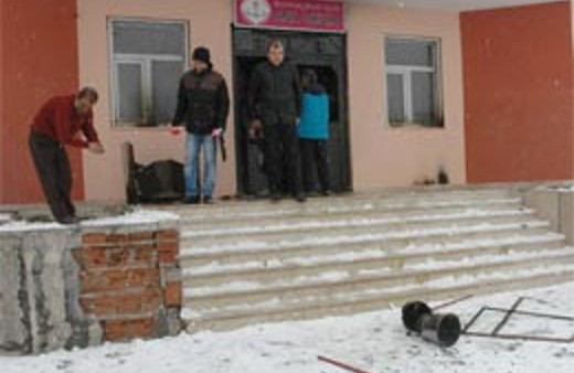 Anaokulunu kundaklayıp bayrak yaktılar