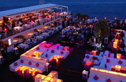 Reina kepenk kapatıyor çünkü