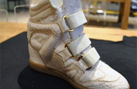 Ünlü şarkıcının ayakkabısı çok kızdırdı