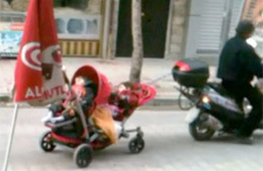 Bebek arabasını motosiklete bağladı