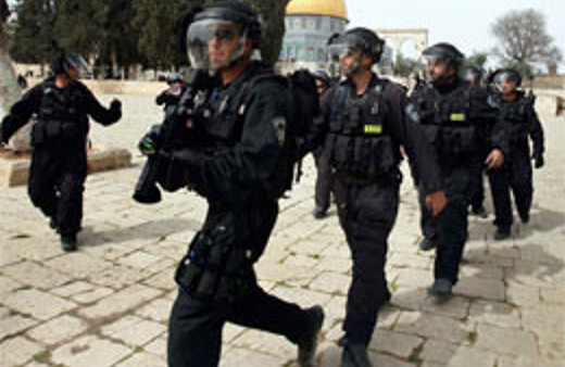 İsrail polisi Mescid-i Aksa'yı kuşattı
