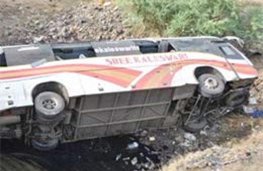 Otobüs kazasında 37 kişi öldü