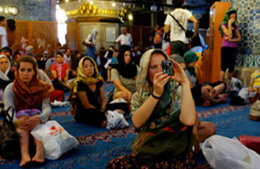 Turistlere kıyafet ayarı