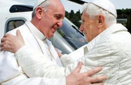 Yeni Papa eski Papa'ya fark attı