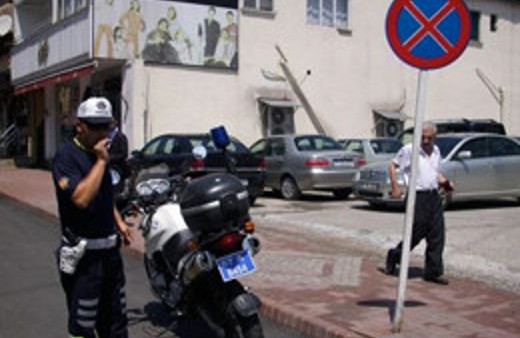 Trafik polisine çarpıp kaçınca...