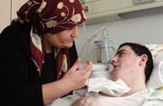 Felçli Umut'a bakan Gülsüm Anne'ye şok