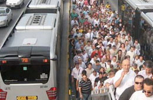 Şüpheli paket Metrobüsü durdurdu!