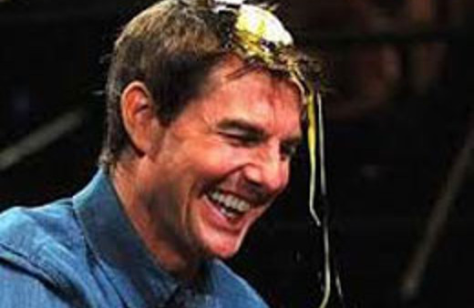 Tom Cruise kafasında yumurta kırdı