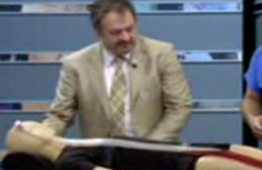 Doktor canlı yayında mankenin bacağını kırdı