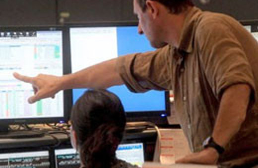 Ve kadınlar evden çıkıyor