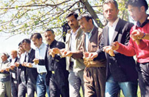 17 şehidin olduğu Aktütün'de barış halayı!