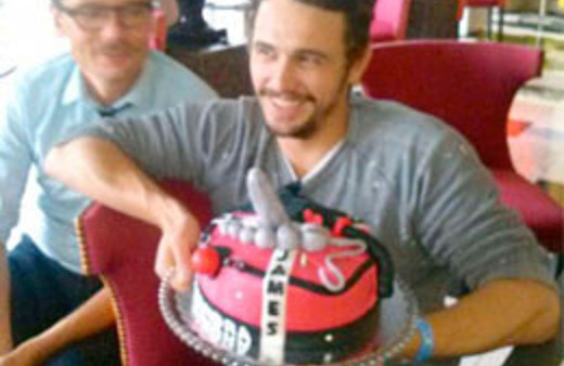 Ünlü oyuncuya seks ürünlerinden pasta