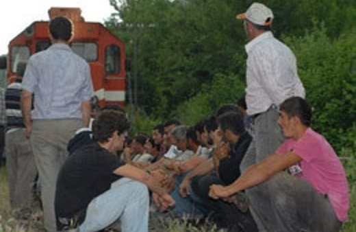 Tren kaza yapınca köylüler yolu kapattı