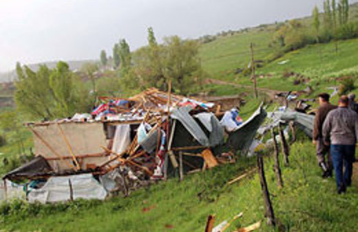 Sivas'ta hortum çatıları uçurdu