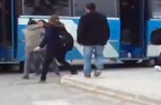 Liseli kızlar birbirinin saçını yoldu!