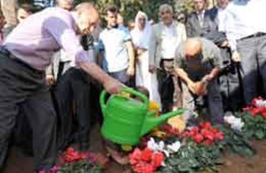 Erdoğan anne ve babasının mezarlarında..