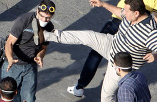 CHP'li eski vekilden provokatöre uçan  tekme!