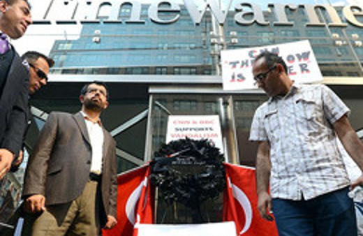 CNN binasının önünde eylem!