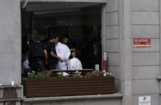 Doktorlara kelepçeli gözaltı!