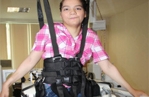 Başbakan felçli kıza umut ışığı oldu