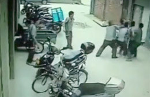 Düşen çocuğu havada yakaladılar