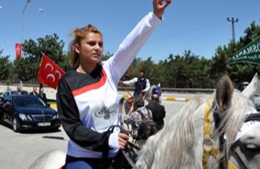 Bahçeli'yi atlı dadaş kızları karşıladı