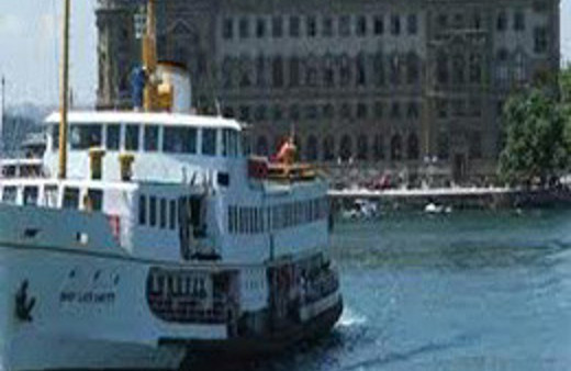 Eylemciler akbil basmadan vapura bindi