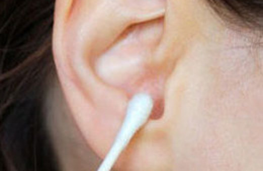 Kulağınızı kurcalamak doğru değil!