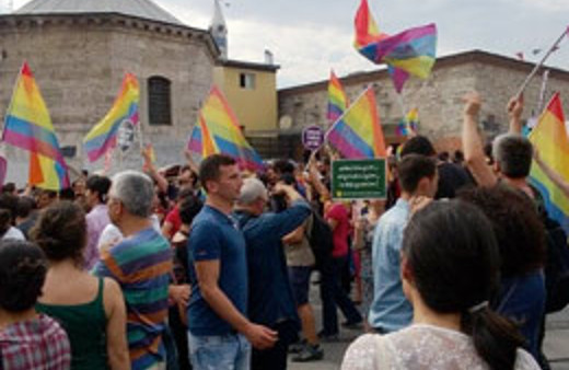 Taksim'de renkli LGBT yürüyüşü